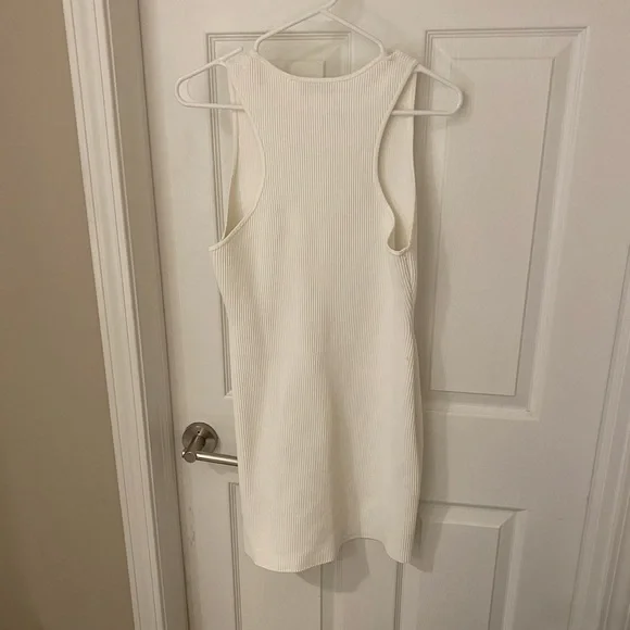 aritzia white mini dress Wilfred Women's Saturn in Light Birch The skirt is made from 100% cotton poplin with a crisp Aritzia white mini dress L